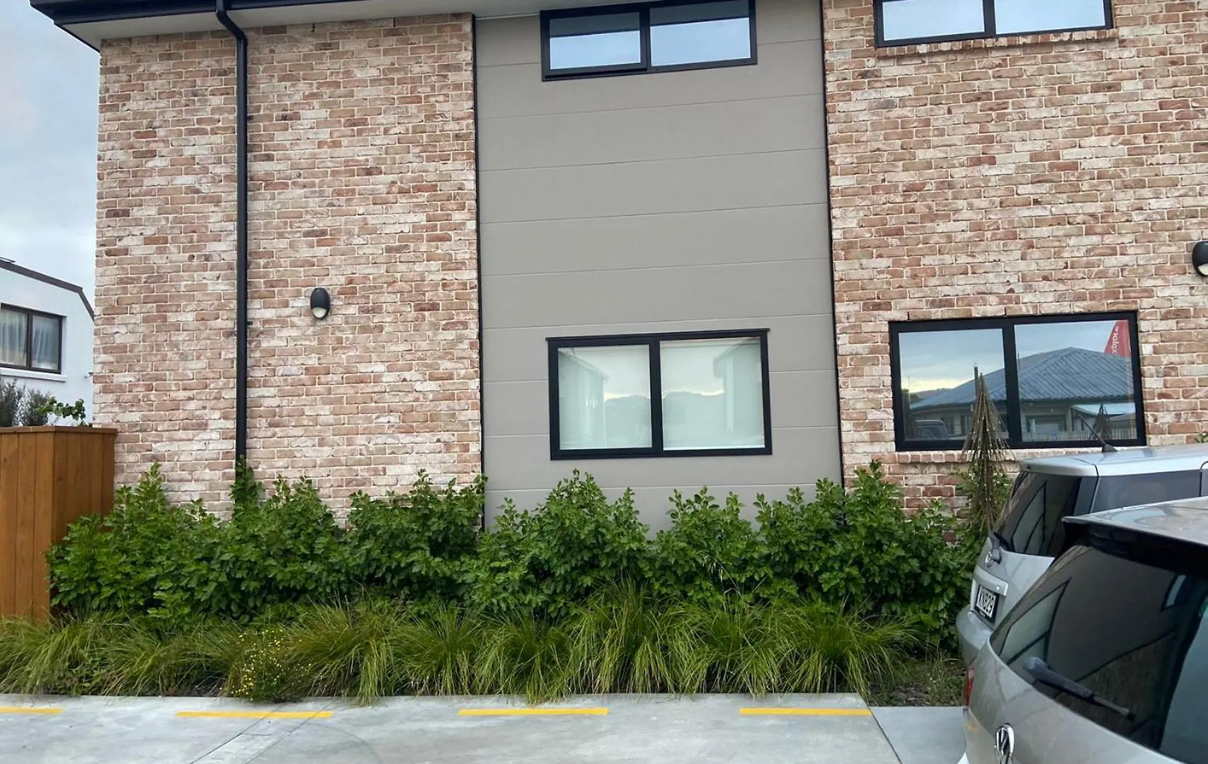 Near Stadium And Railway Station 3 Beds 1 Bath Townhouse With Car Park Onsite Christchurch