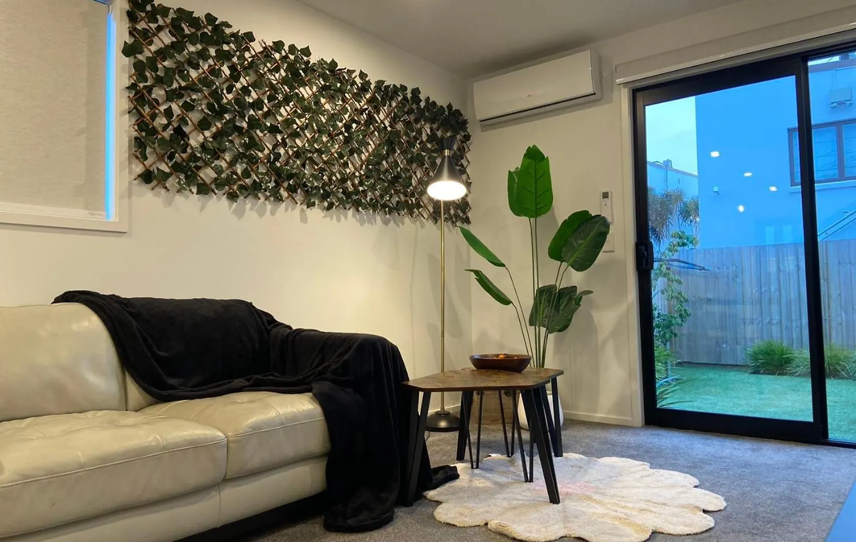 Apartament Near Stadium And Railway Station 3 Beds 1 Bath Townhouse With Car Park Onsite Christchurch