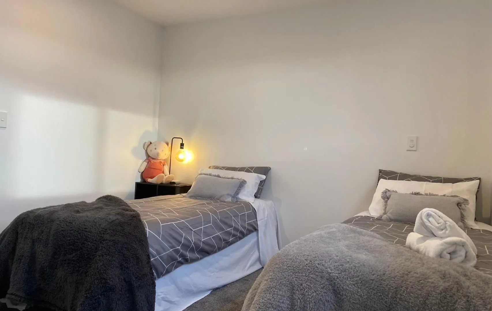 כרייסטצ'רץ' Near Stadium And Railway Station 3 Beds 1 Bath Townhouse With Car Park Onsite דירה