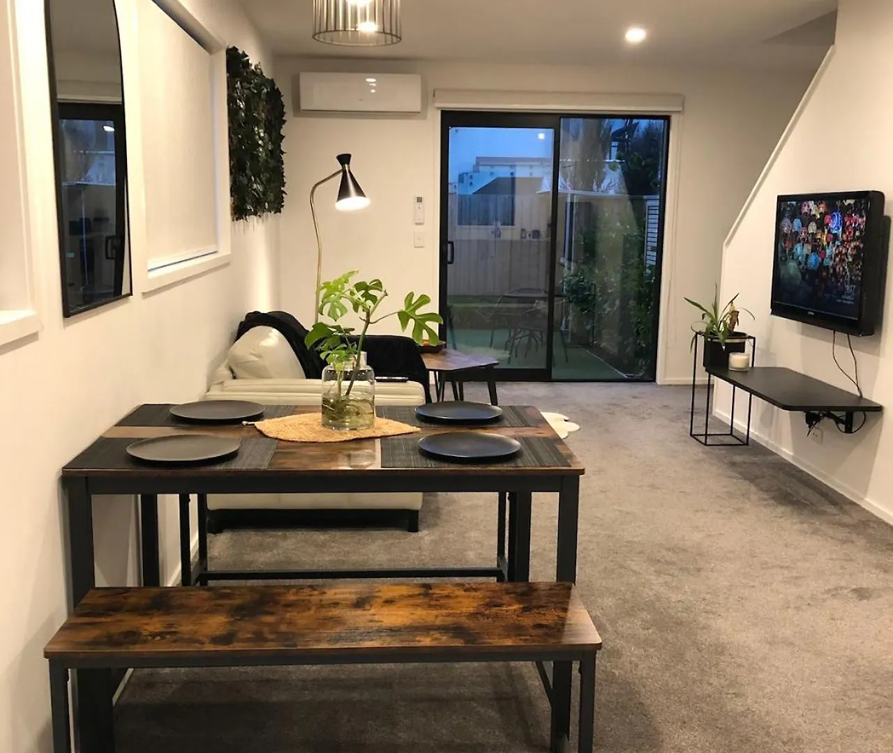 Near Stadium And Railway Station 3 Beds 1 Bath Townhouse With Car Park Onsite 크라이스트처치