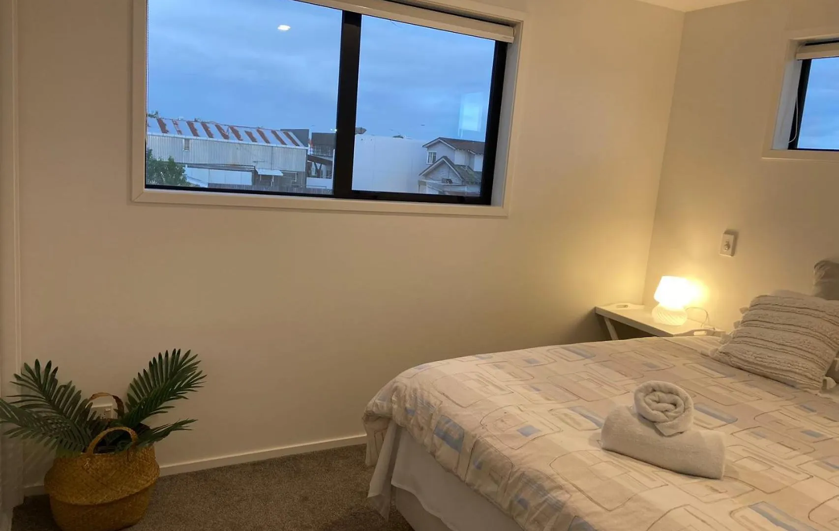 Near Stadium And Railway Station 3 Beds 1 Bath Townhouse With Car Park Onsite 크라이스트처치 0*,