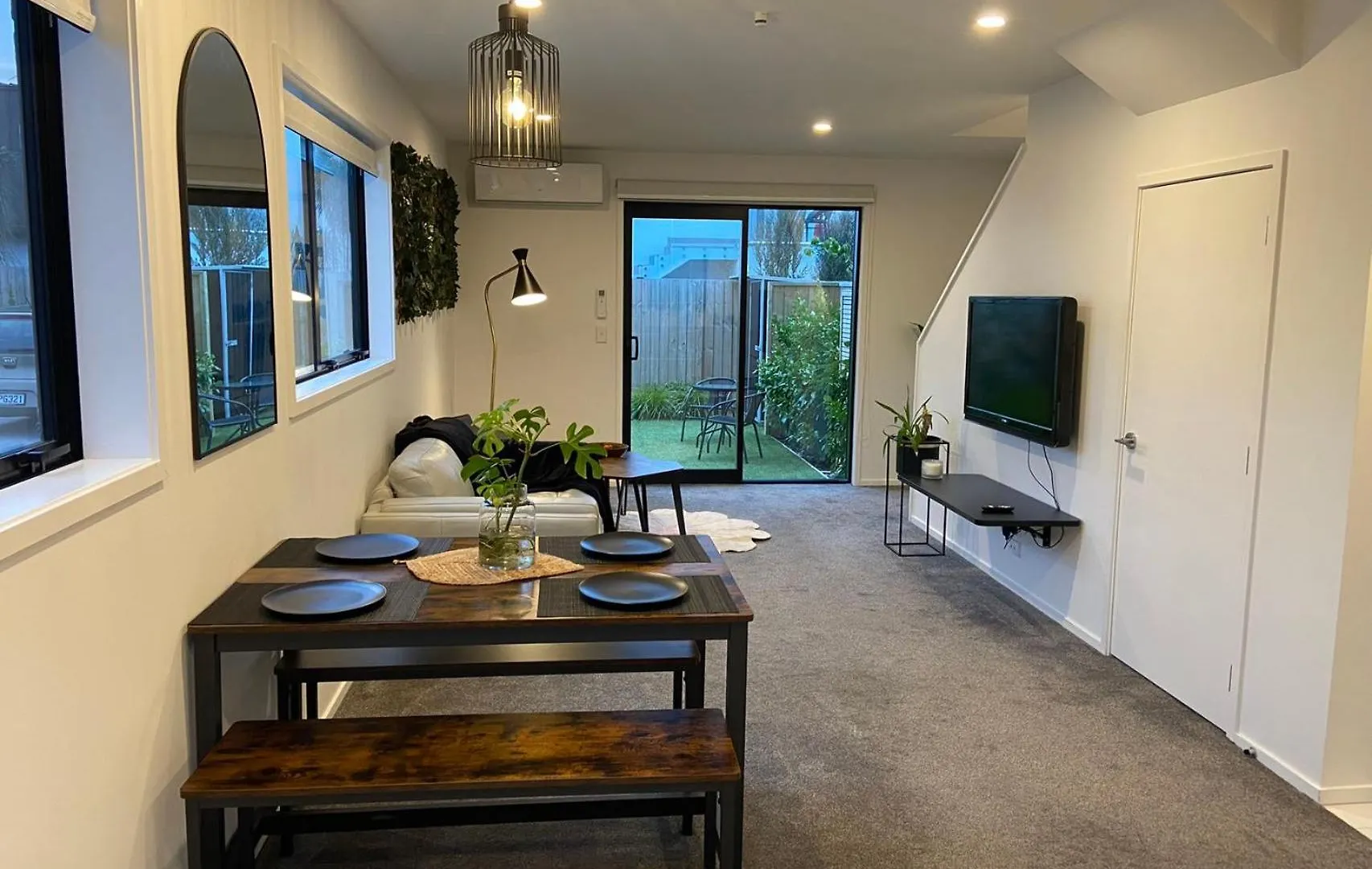 아파트 Near Stadium And Railway Station 3 Beds 1 Bath Townhouse With Car Park Onsite 크라이스트처치