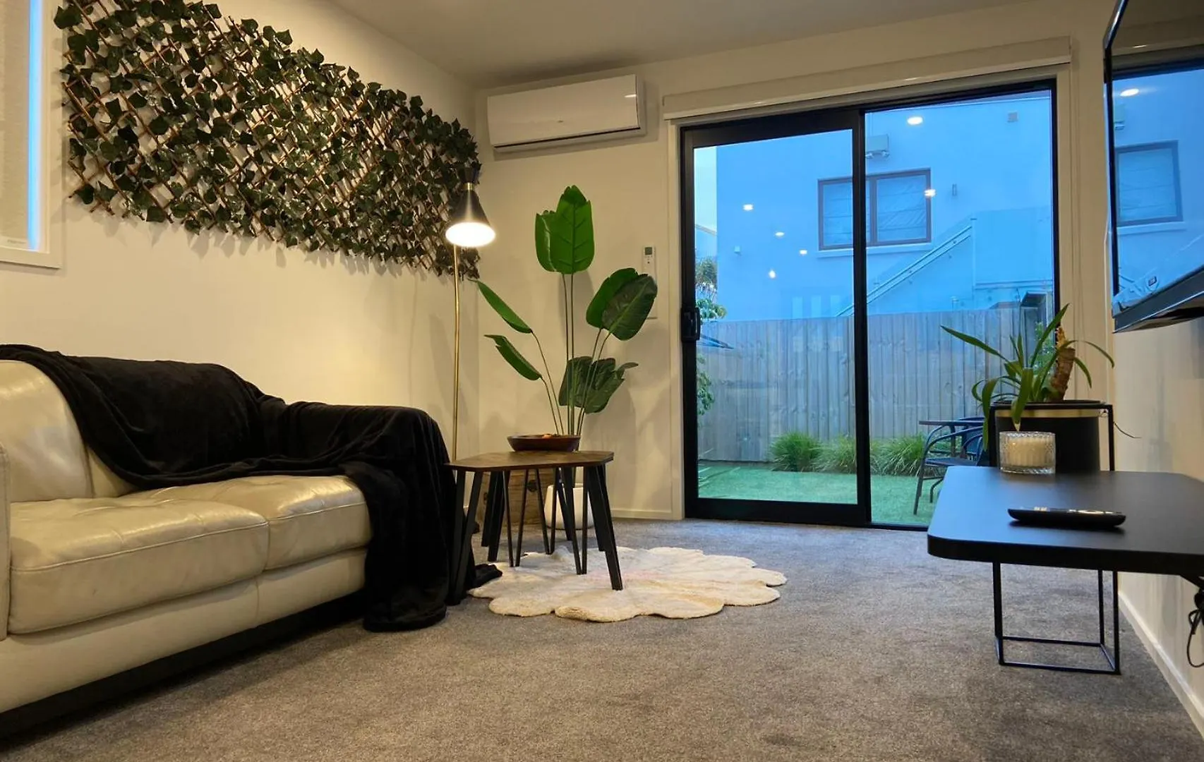Near Stadium And Railway Station 3 Beds 1 Bath Townhouse With Car Park Onsite كريستتشيرش